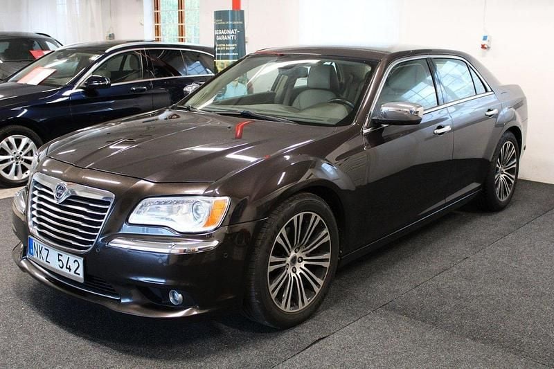 Brun Begagnad 2011 Lancia Thema Sedan | 99 900 kr - Bild 1/4