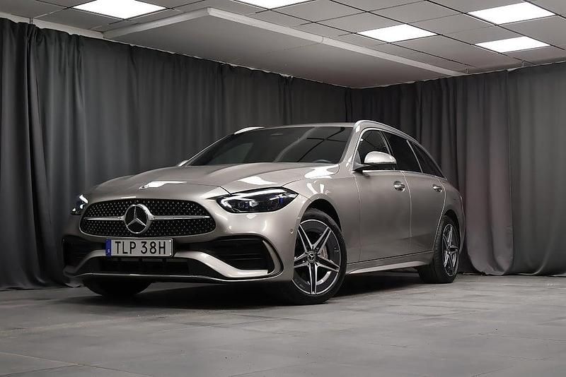 Silver Begagnad 2021 Mercedes C300e AMG Line Premium Kombi | 409 000 kr (Dyr) - Bild 1/4