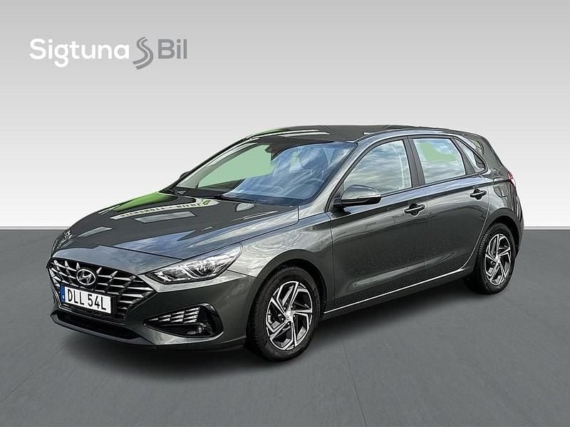 Grå Begagnad 2022 Hyundai i30 Essential Halvkombi | 214 900 kr (Marknadspris) - Bild 1/3