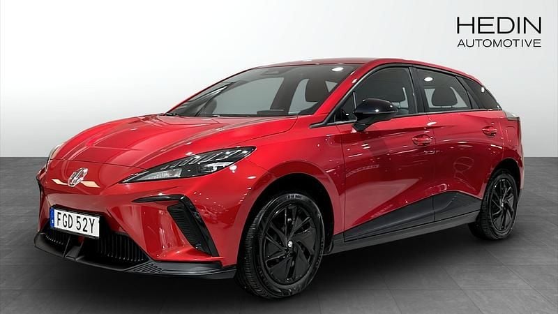 Röd (red) Begagnad 2023 MG MG4 EV Halvkombi | 239 900 kr (Marknadspris) - Bild 1/4