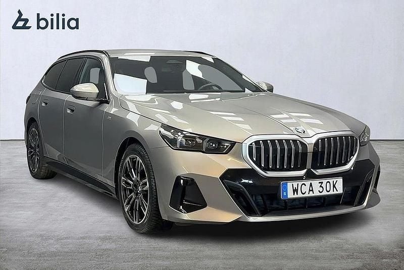 Grå Begagnad 2025 BMW 520 Comfort Edition Kombi | 579 000 kr (Marknadspris) - Bild 1/4