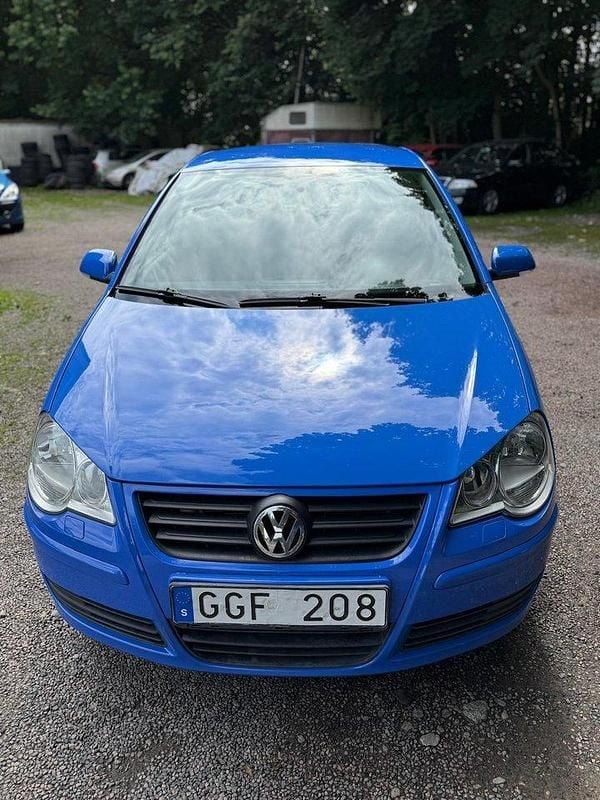 Blå Begagnad 2007 VW Polo Comfortline Halvkombi | 19 999 kr (Marknadspris) - Bild 1/4