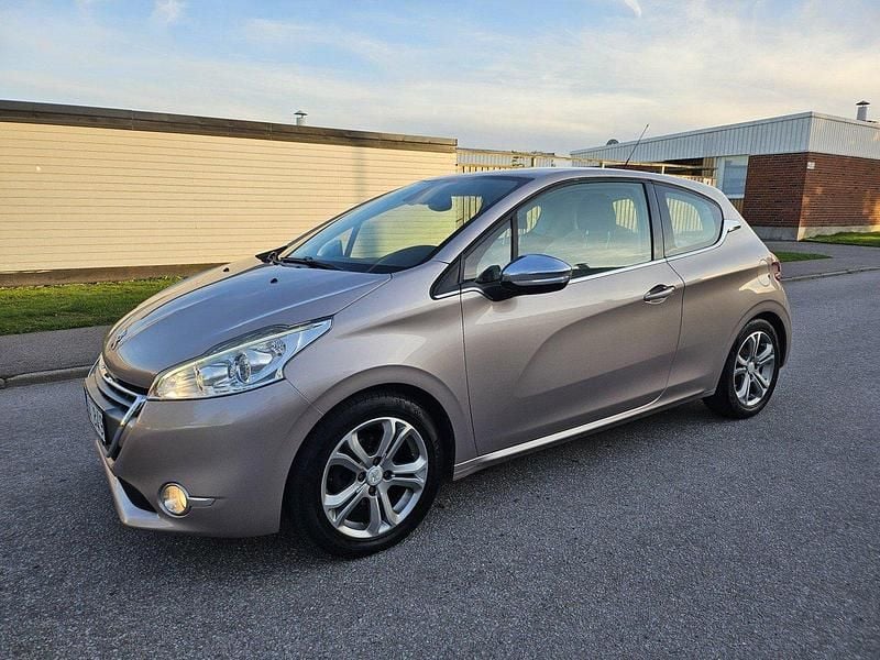 Grå Begagnad 2013 Peugeot 208 Halvkombi | 47 000 kr (Bra pris) - Bild 1/4