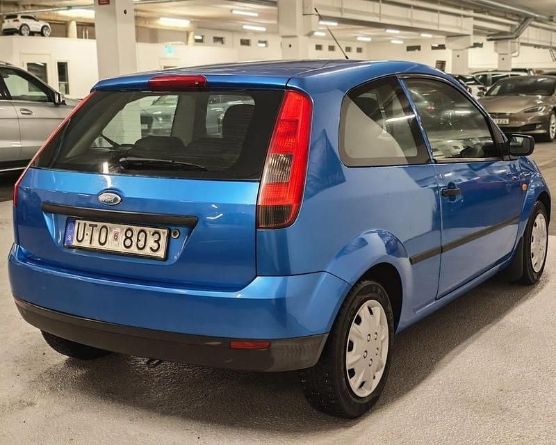 Begagnad Ford Fiesta 69 HK (50 kW) 2004 Blå Halvkombi