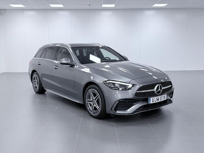 Grå Begagnad 2023 Mercedes C300e AMG line Kombi | 489 900 kr (Marknadspris) - Bild 1/4