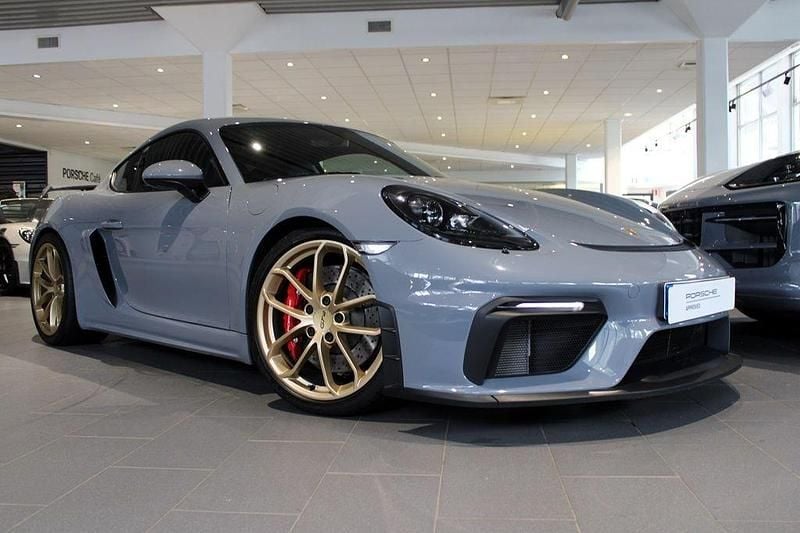 Grå (arctic grey) Begagnad 2023 Porsche 718 Cayman GT4 Sportkupé | 1 275 000 kr - Bild 1/4