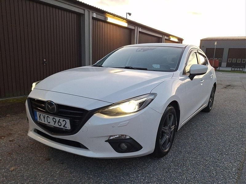 Vit Begagnad 2015 Mazda 3 Vision Halvkombi | 124 900 kr (Bra pris) - Bild 1/4