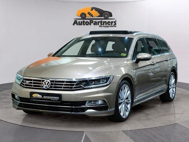 Ljusbrun Begagnad 2016 VW Passat R-line Kombi | 244 900 kr (Marknadspris) - Bild 1/4