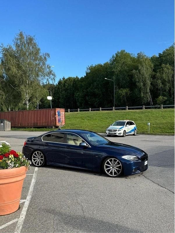 Blå Begagnad 2011 BMW 525 Sedan | 180 000 kr (Dyr) - Bild 1/4