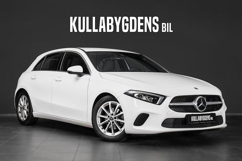 Vit Begagnad 2019 Mercedes A180 Edition Halvkombi | 208 000 kr (Marknadspris) - Bild 1/4