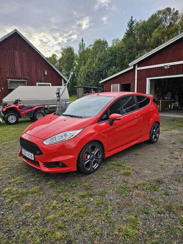Röd Begagnad 2015 Ford Fiesta ST Halvkombi | 110 000 kr (Marknadspris) - Bild 1/4
