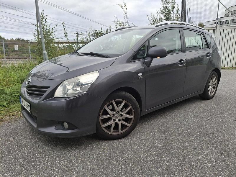 Grå Begagnad 2009 Toyota Verso Minibuss | 77 500 kr (Marknadspris) - Bild 1/4