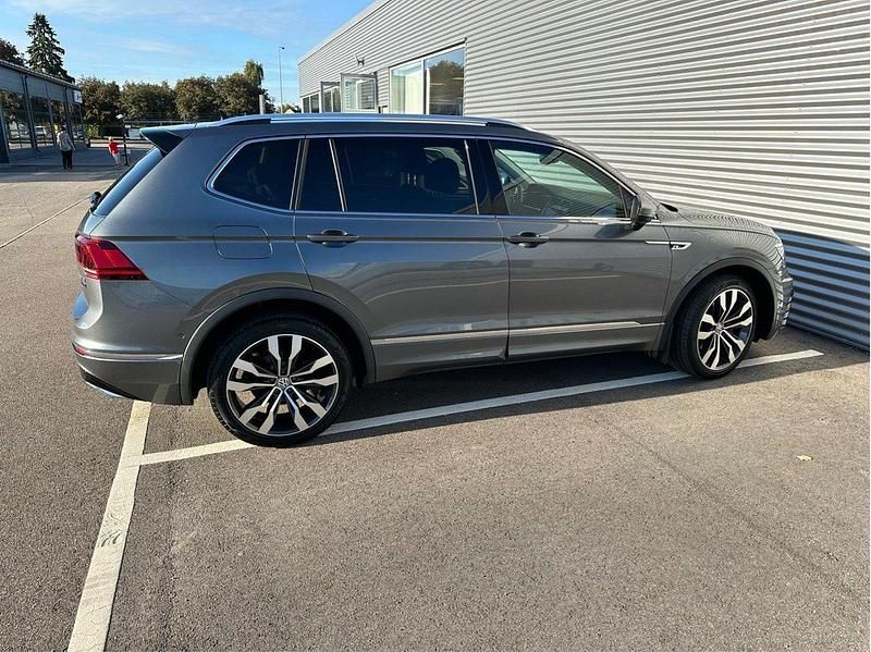 Grå Begagnad 2019 VW Tiguan Allspace R-line SUV | 296 000 kr (Marknadspris) - Bild 1/1