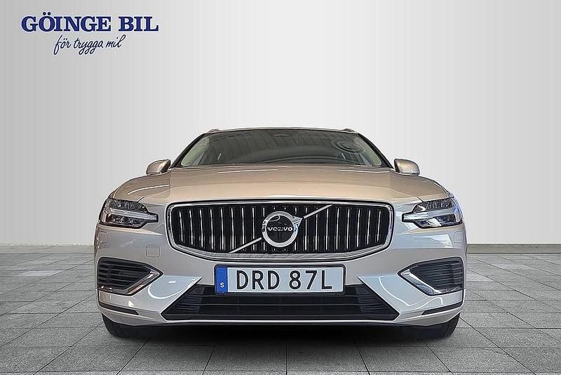 Begagnad Volvo V60 Core 253 HK (186 kW) 2022 Grå Kombi
