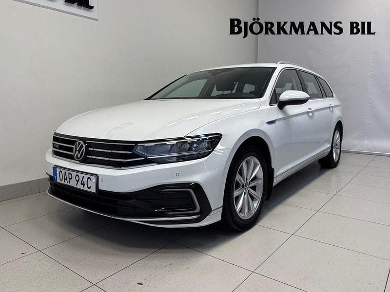 Vit Begagnad 2020 VW Passat GTE Kombi | 229 900 kr (Marknadspris) - Bild 1/4