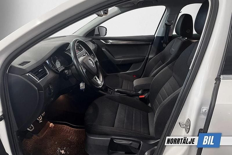 Begagnad Skoda Octavia Scout 150 HK (110 kW) 2015 Vit Kombi