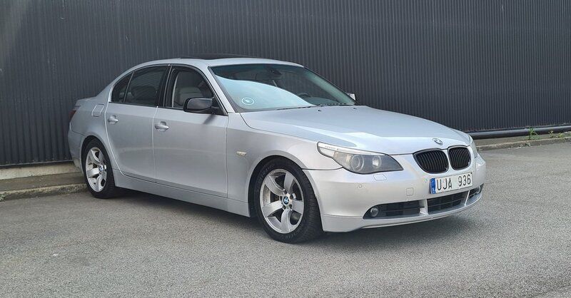 Ljusgrå Begagnad 2003 BMW 530 Sedan | 54 900 kr (Bra pris) - Bild 1/4