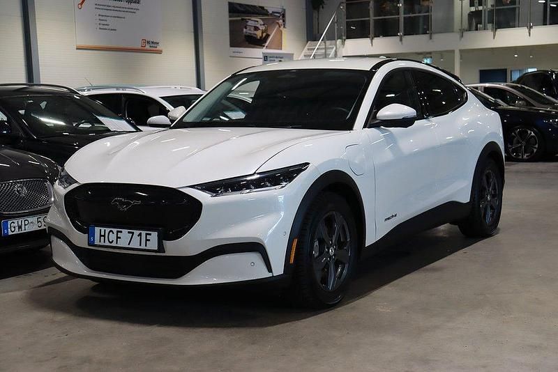 Vit Begagnad 2022 Ford Mustang Mach-E Standard Range SUV | 319 900 kr (Bra pris) - Bild 1/4