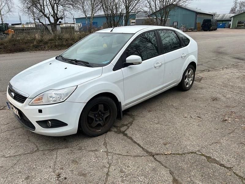Vit Begagnad 2011 Ford Focus Platinum Halvkombi | 12 500 kr (Marknadspris) - Bild 1/4