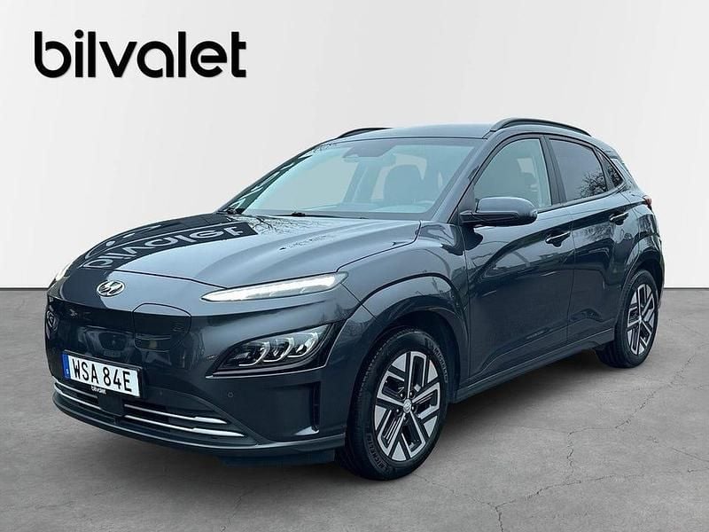 Grå Begagnad 2022 Hyundai Kona Essential SUV | 204 900 kr (Marknadspris) - Bild 1/4