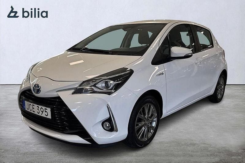 Vit Begagnad 2018 Toyota Yaris Hybrid Active Halvkombi | 149 900 kr (Marknadspris) - Bild 1/3