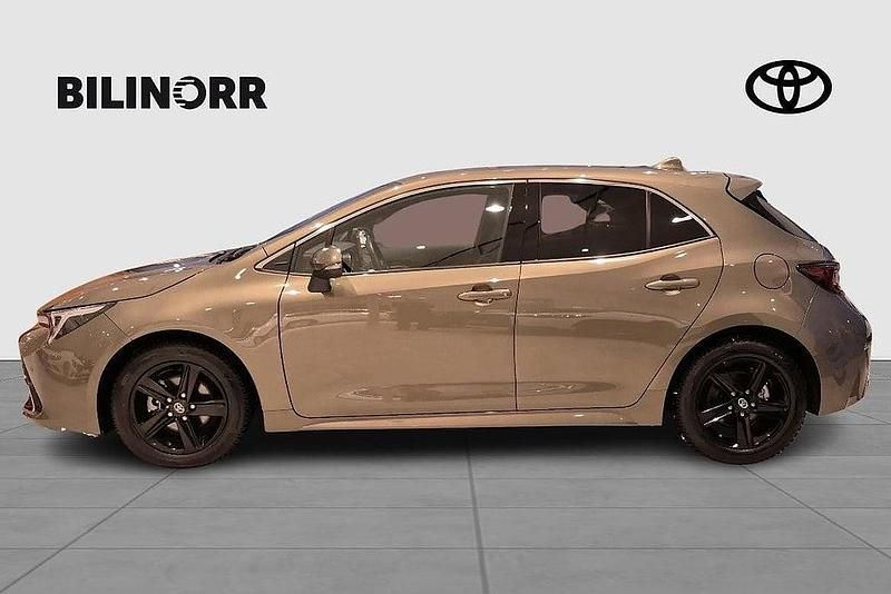 Begagnad Toyota Corolla Hybrid Style 141 HK (103 kW) 2024 Grön Halvkombi