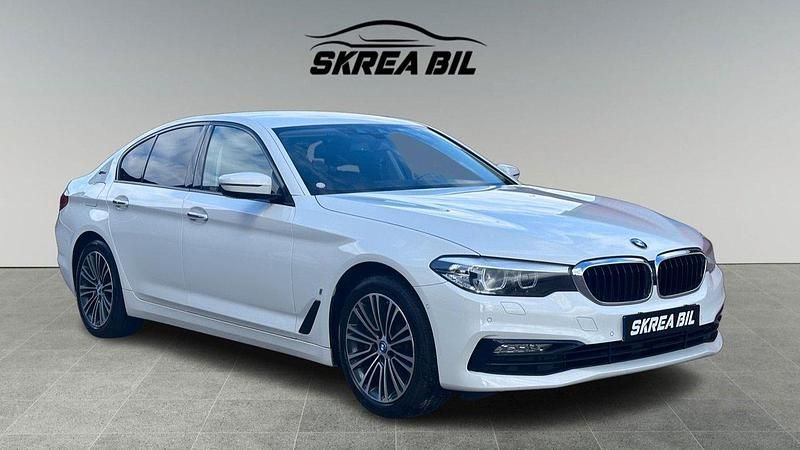 Vit Begagnad 2018 BMW 530e iPerformance Sedan | 239 900 kr (Marknadspris) - Bild 1/4