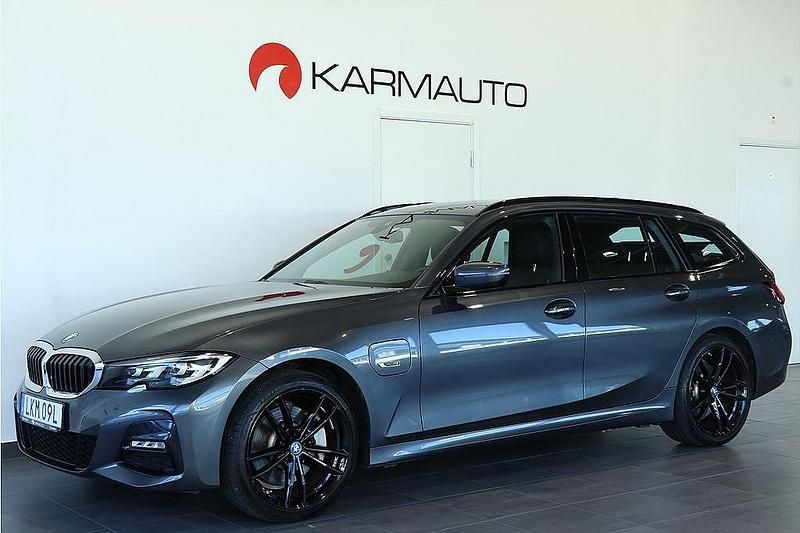 Grå (mineral grå metallic) Begagnad 2021 BMW 330e M Sport Kombi | 374 800 kr (Marknadspris) - Bild 1/4