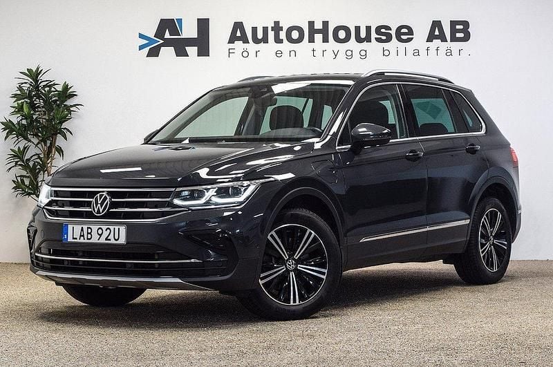 Grå Begagnad 2022 VW Tiguan Elegance SUV | 299 000 kr (Superpris) - Bild 1/4