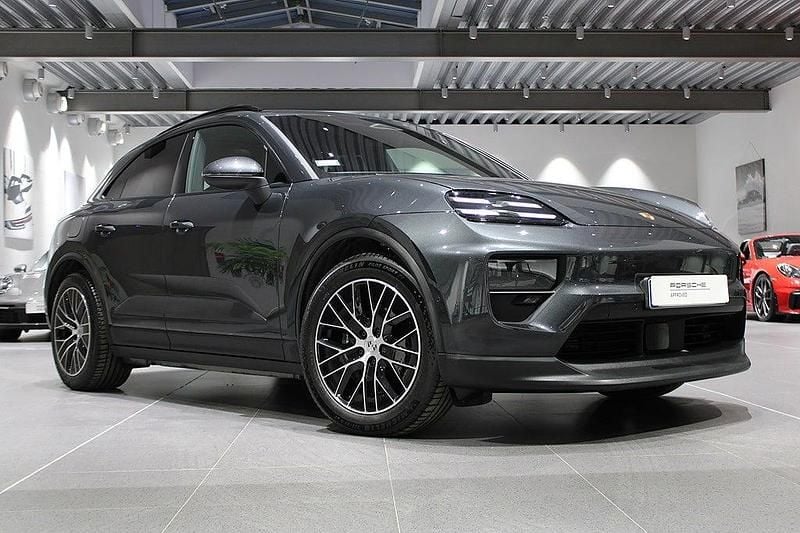 Grå Begagnad 2024 Porsche Macan SUV | 895 000 kr (Marknadspris) - Bild 1/4