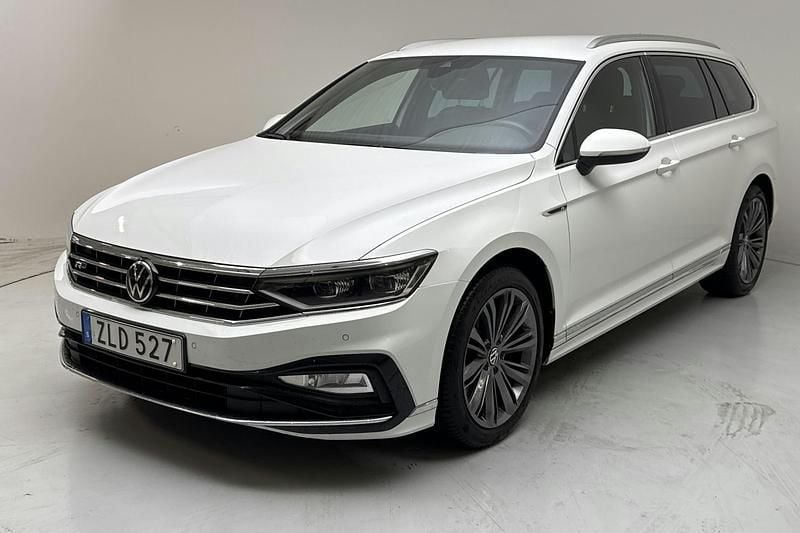 Vit Begagnad 2022 VW Passat Business | 229 000 kr (Superpris) - Bild 1/4