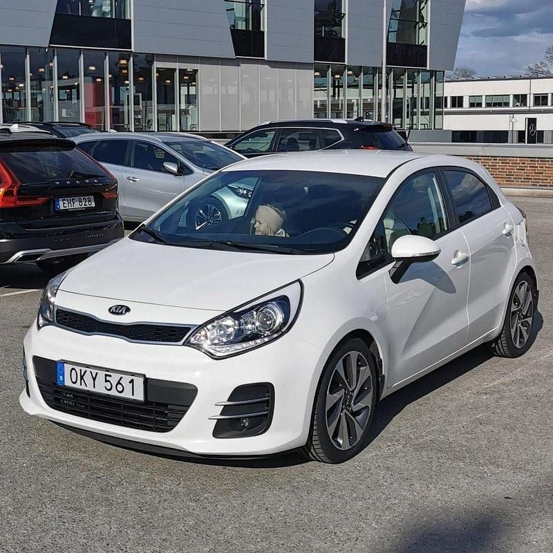 Vit Begagnad 2016 Kia Rio Halvkombi | 87 000 kr (Marknadspris) - Bild 1/3