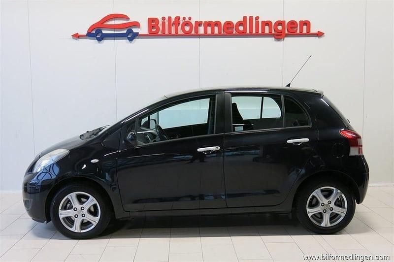 Svart Begagnad 2011 Toyota Yaris Halvkombi | 54 900 kr (Marknadspris) - Bild 1/4