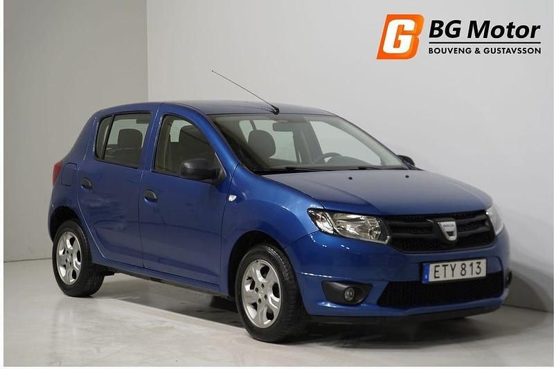Blå Begagnad 2015 Dacia Sandero Halvkombi | 74 900 kr (Marknadspris) - Bild 1/3