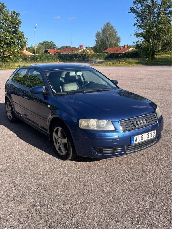 Blå Begagnad 2004 Audi A3 Attraction Halvkombi | 32 000 kr (Marknadspris) - Bild 1/4