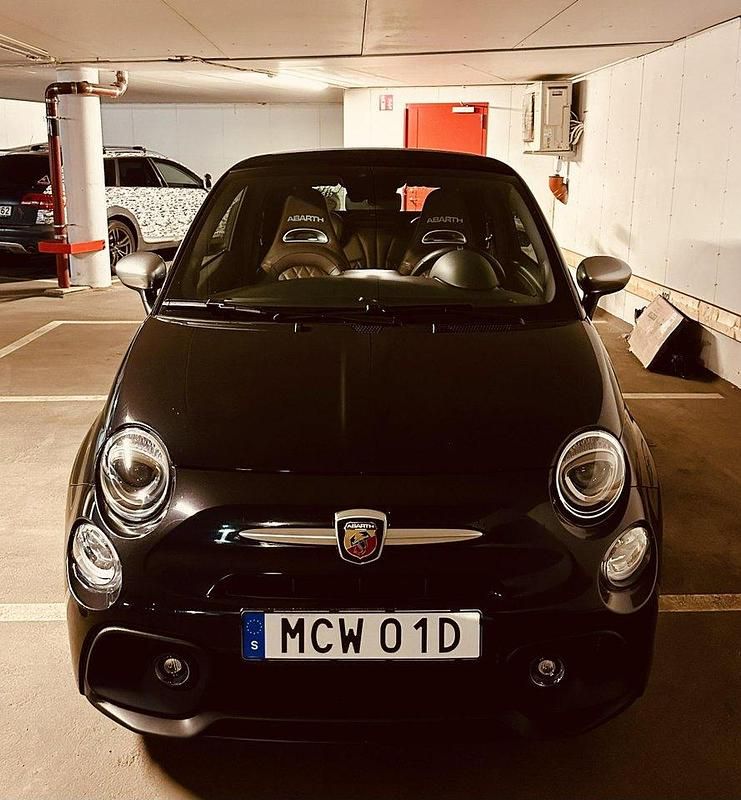 Svart Begagnad 2023 Abarth 595 Turismo Halvkombi | 240 000 kr (Marknadspris) - Bild 1/4