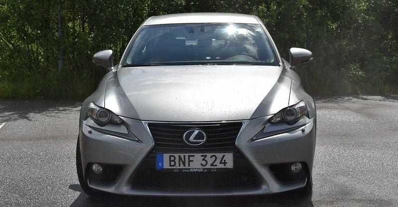 Grå Begagnad 2014 Lexus IS300h Executive Line Sedan | 170 000 kr (Marknadspris) - Bild 1/4