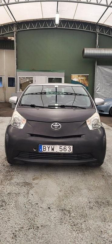 Begagnad Toyota iQ 68 HK (50 kW) 2009 Silver Halvkombi