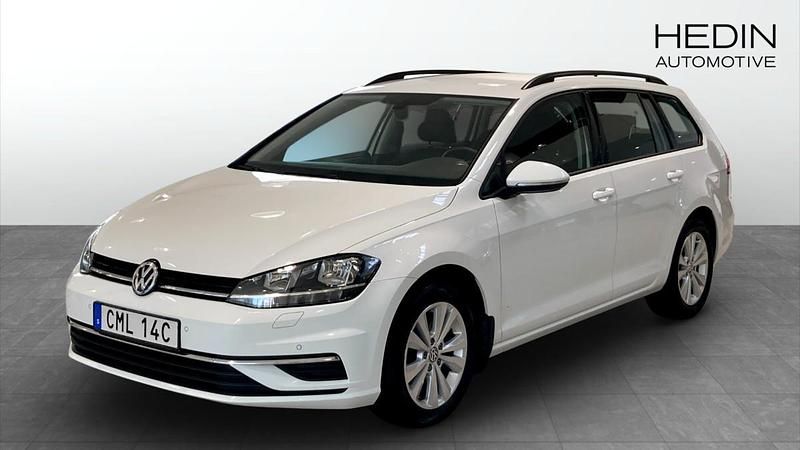 Vit (white) Begagnad 2020 VW Golf VII Halvkombi | 189 900 kr (Marknadspris) - Bild 1/4