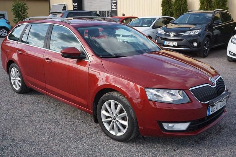 Röd Begagnad 2013 Skoda Octavia Ambition Kombi | 69 900 kr (Marknadspris) - Bild 1/4