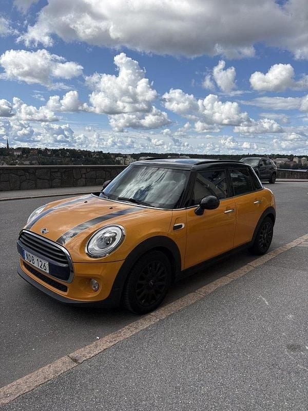 Orange Begagnad 2017 Mini Cooper Pepper Halvkombi | 146 000 kr (Marknadspris) - Bild 1/4