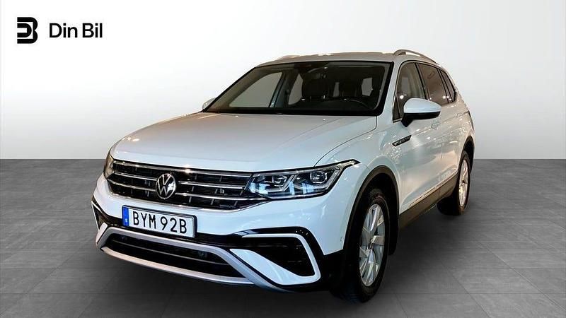 Vit Begagnad 2022 VW Tiguan Allspace Elegance SUV | 369 900 kr (Marknadspris) - Bild 1/4