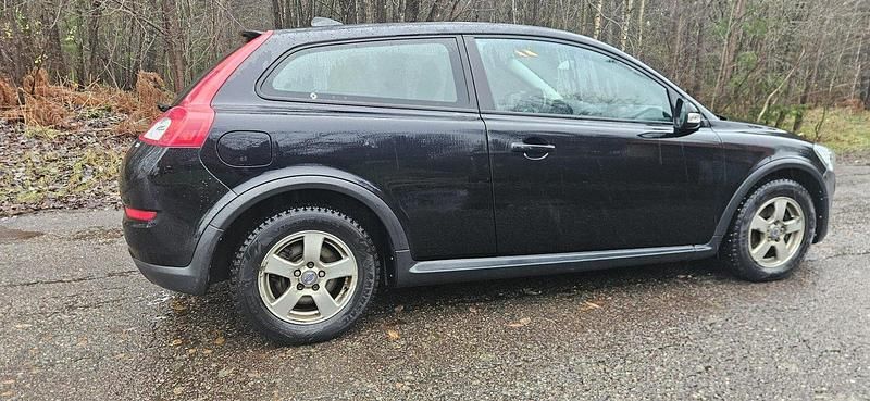 Svart Begagnad 2010 Volvo C30 Halvkombi | 23 000 kr (Marknadspris) - Bild 1/4