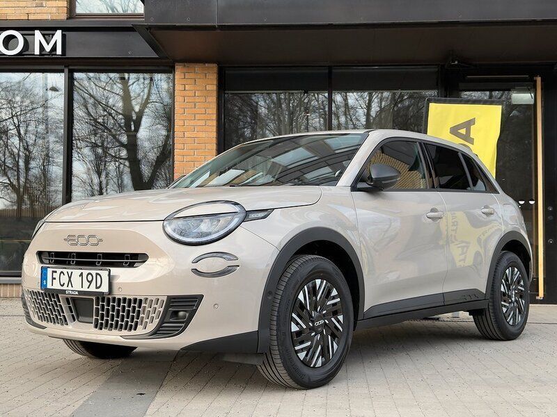 Grå Ny 2024 Fiat 600 Lounge SUV | 329 900 kr (Lite dyr) - Bild 1/4