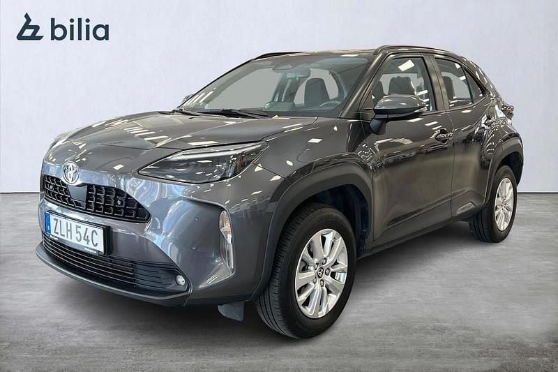 Mörkgrå (grå) Begagnad 2024 Toyota Yaris Hybrid Active SUV | 275 900 kr (Marknadspris) - Bild 1/3