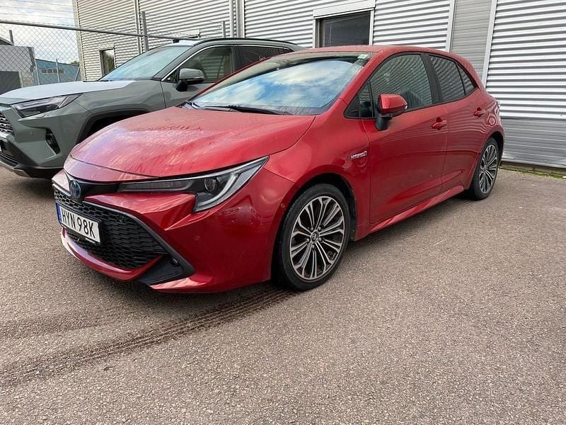 Röd Begagnad 2019 Toyota Corolla Hybrid Style Halvkombi | 239 900 kr (Marknadspris) - Bild 1/3