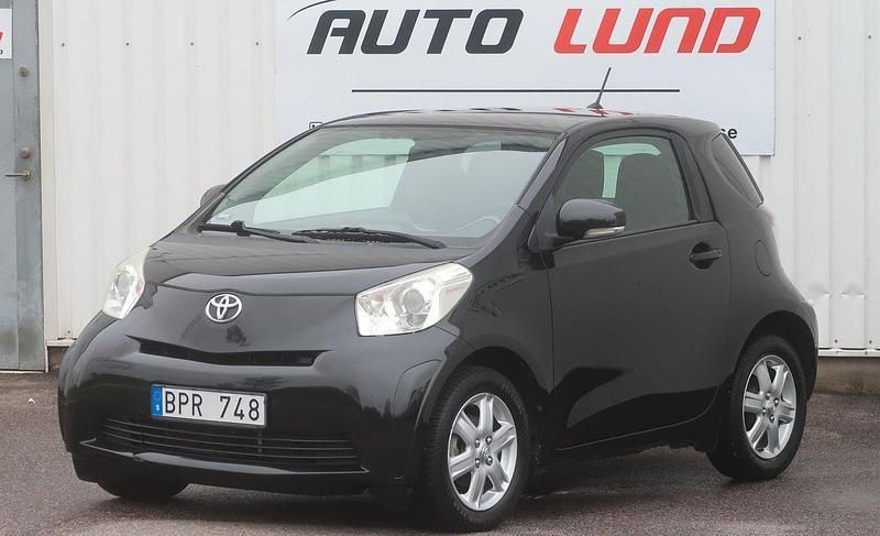 Svart (svartmetallic) Begagnad 2009 Toyota iQ Halvkombi | 59 800 kr (Marknadspris) - Bild 1/4