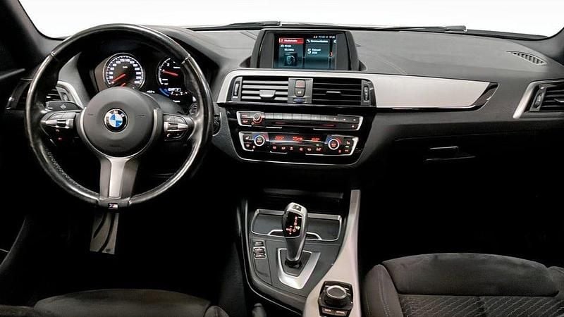 Begagnad BMW 118 Shadowline 136 HK (100 kW) 2018 Vit Halvkombi