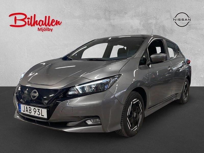 Begagnad Nissan Leaf Acenta 110 kW (150 HK) 2022 Grå Halvkombi