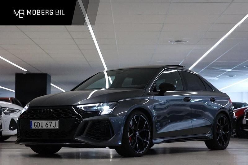 Grå Begagnad 2023 Audi RS3 Design Halvkombi | 519 900 kr (Marknadspris) - Bild 1/3